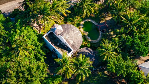 Où trouver une maison de vacances en Bretagne avec des ateliers de broderie et des visites de phares?